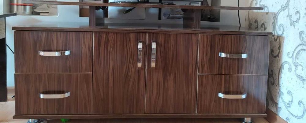 Продается столы со стульями для гостиной также подставка для телев.