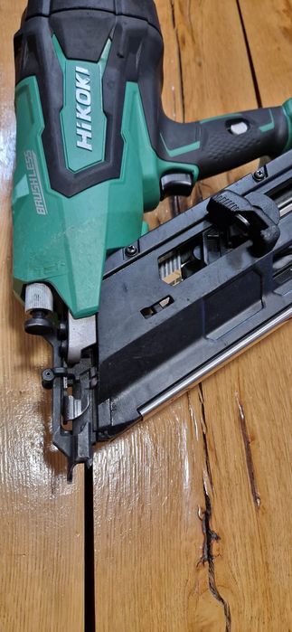 Hikoki pistol de cuie pe acumulator