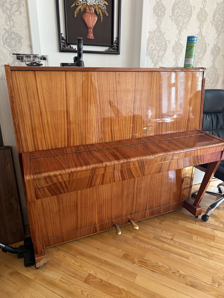 Oktaba pianino zor holatda srochno sotiladi