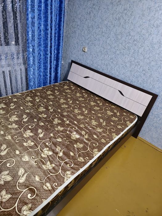 Продам кровать с комотом и зеркалом