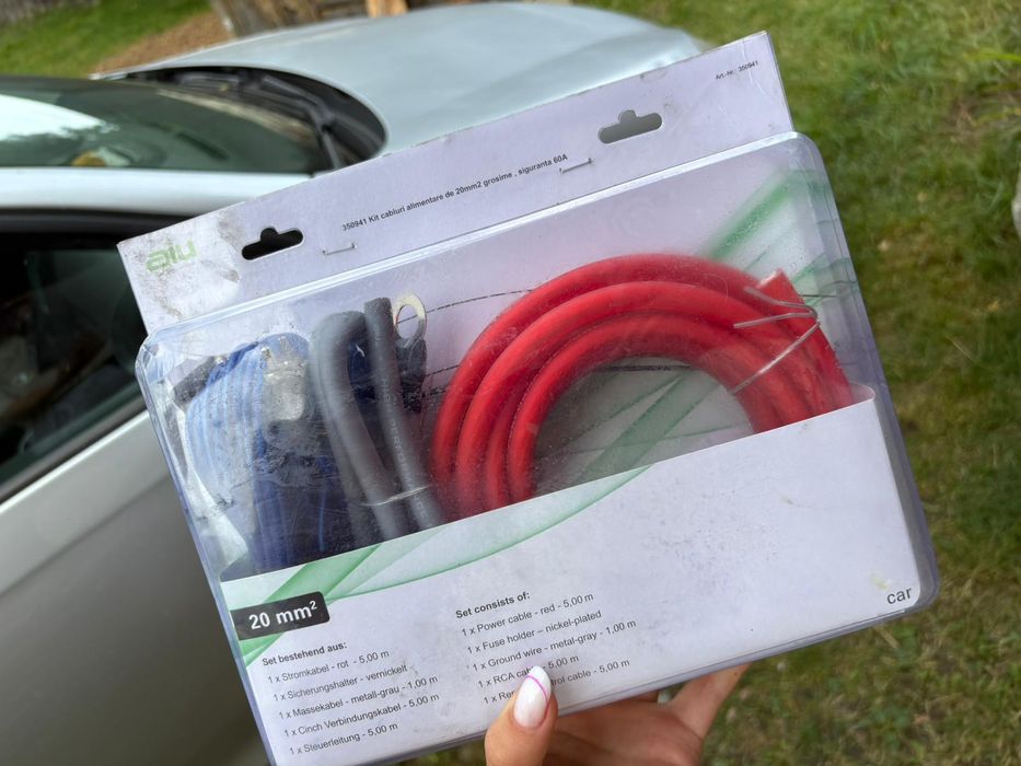 Vând doua  subwoofere cu statie și cabluri