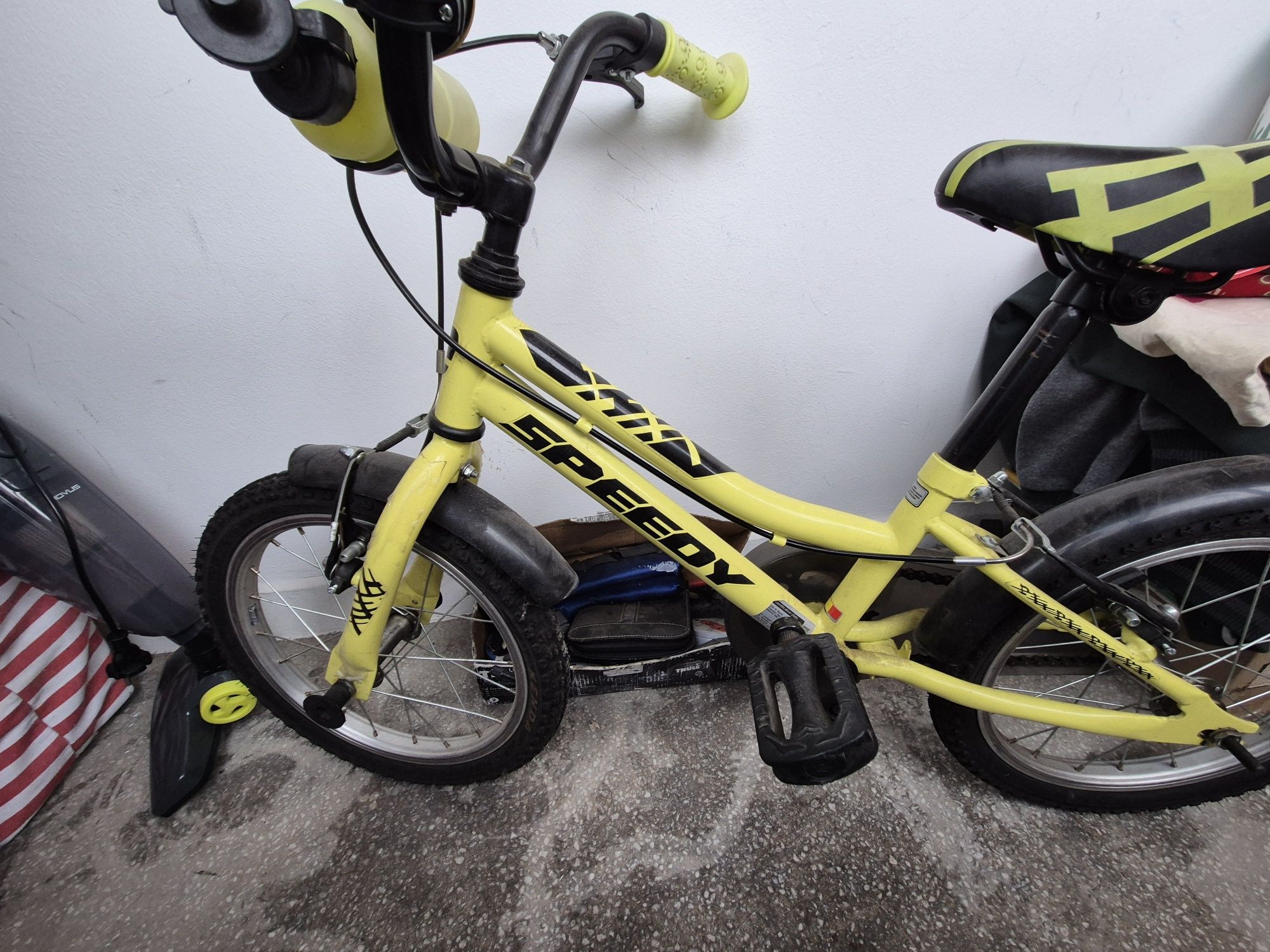 Pachet Bicicleta speedy ptr copii, roti ajutatoare , casca asortata