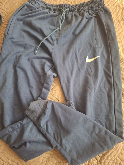 Син екип на Nike