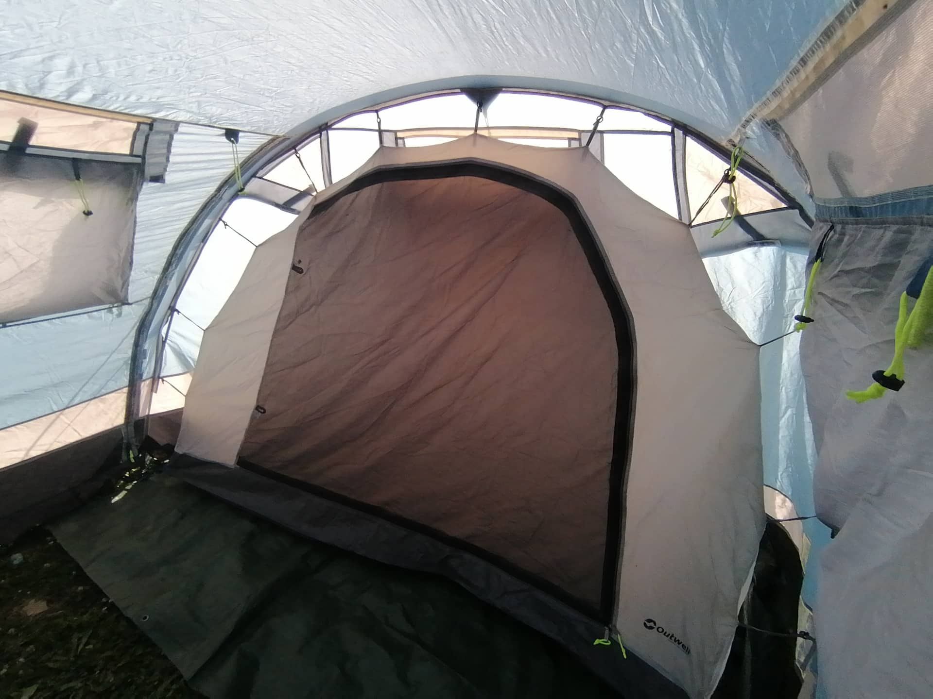 Голяма палатка за пет човека.