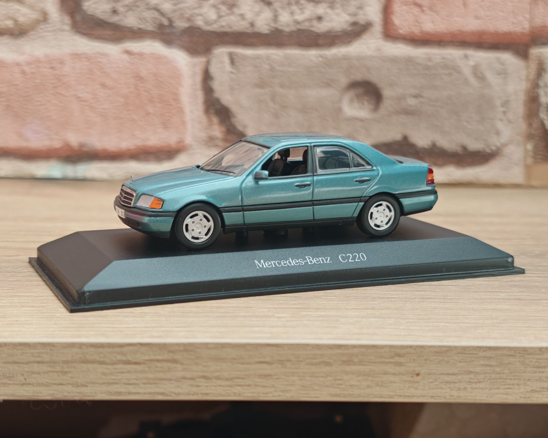 Колекционерски модел Mercedes-Benz C220 1:43 в кутия
  Minichamps
