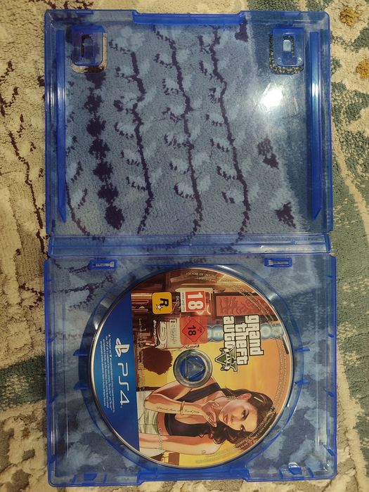 Диск  GTA  5  на  PS4