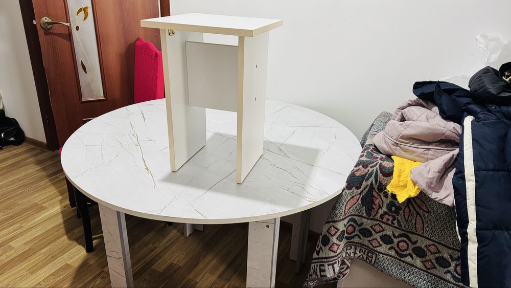 Кухонный гарнитур 30 мыңға сатамын!Стол 2 стульясымен новый 15 мыңға