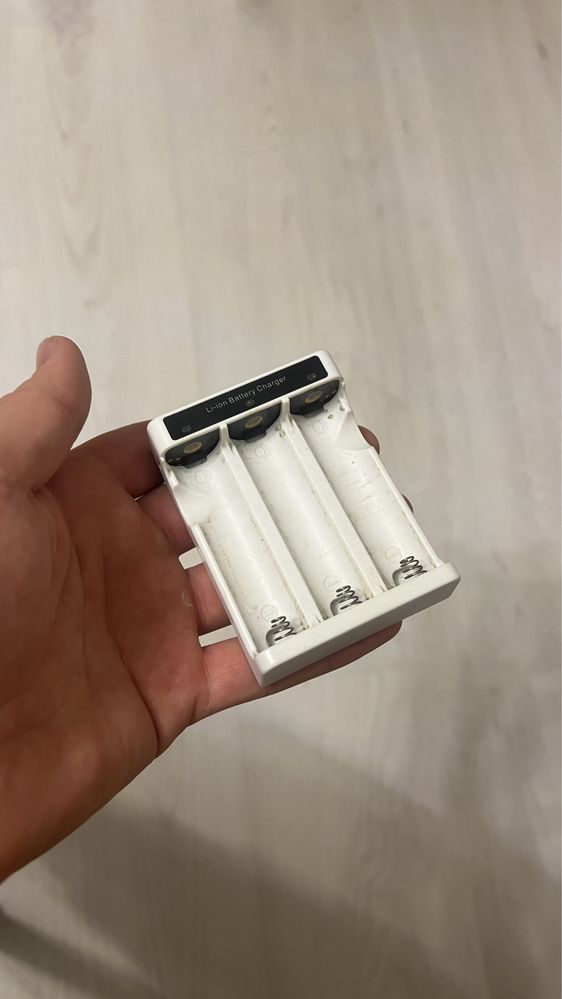 Г.Алматы Продаю Зарядное устройство  Zhiyun ZC-18650-3