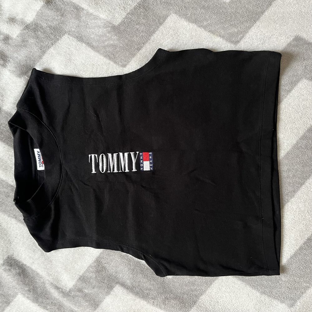 Тениски Zara, Guess, Calvin Klein, Tommy Jeans