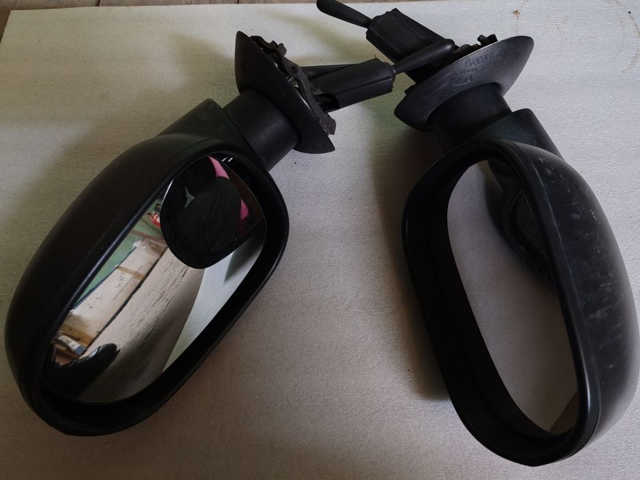 De vânzare doua oglinzi Logan stanga și dreapta manuale.