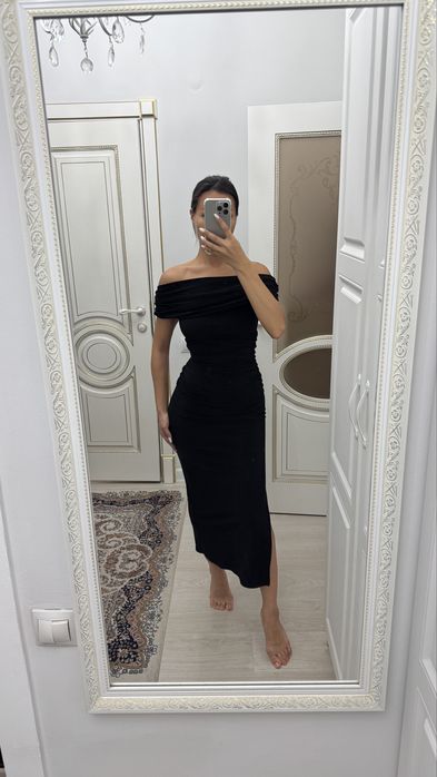 Вечернее платье с открытыми плечами