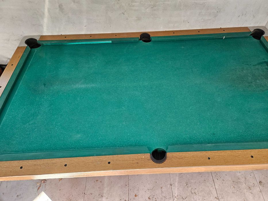 Билярдна маса и лампа