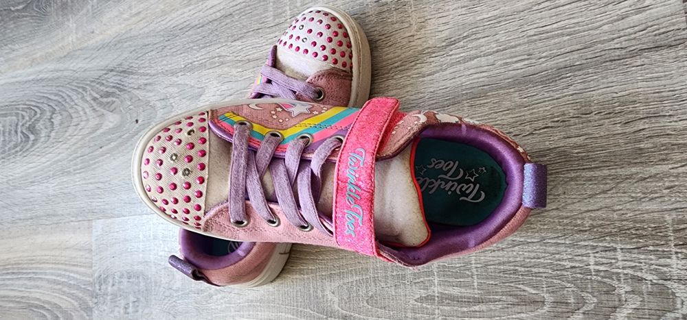 Продавам светещи кецове.