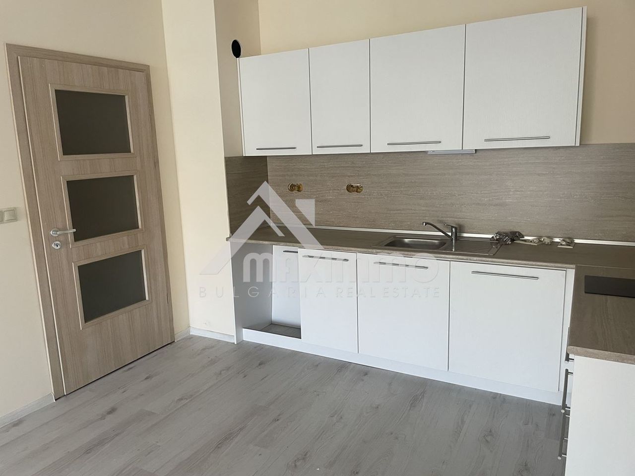 Продава се Двустаен апартамент в Варна, Аспарухово - 142 кв.м за 839 €/кв.м - Снимка #4
