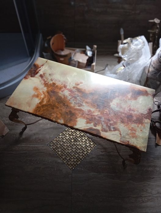 Masa din bronz și marmură