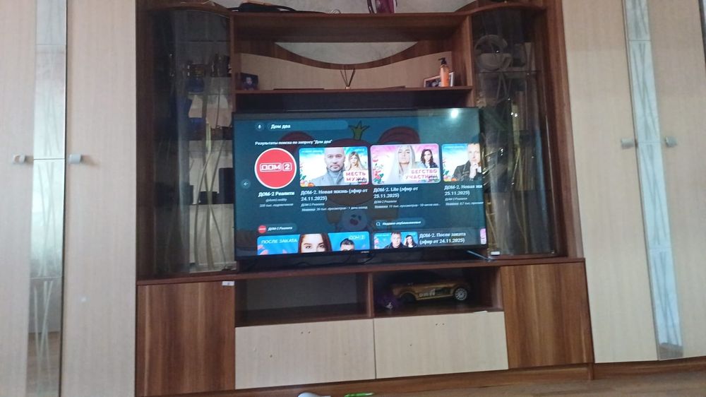 Продам мебель кухонный стол со стульями ,стека в зал