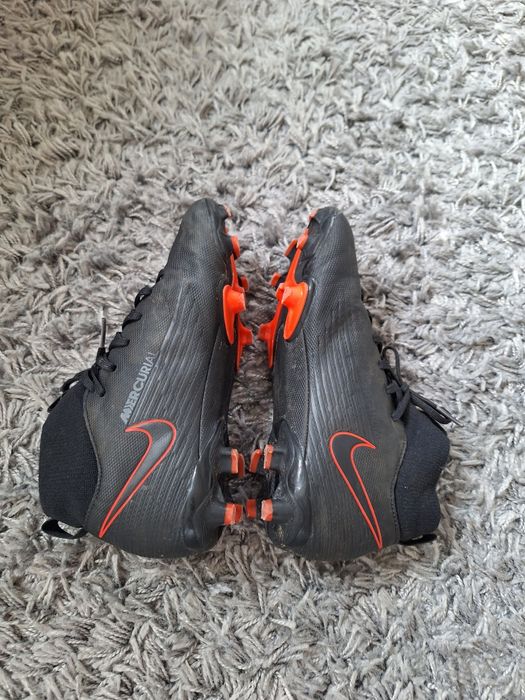 Футболни обувки adidas, Nike