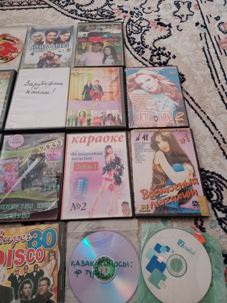 DVD и СД диски с клипами.