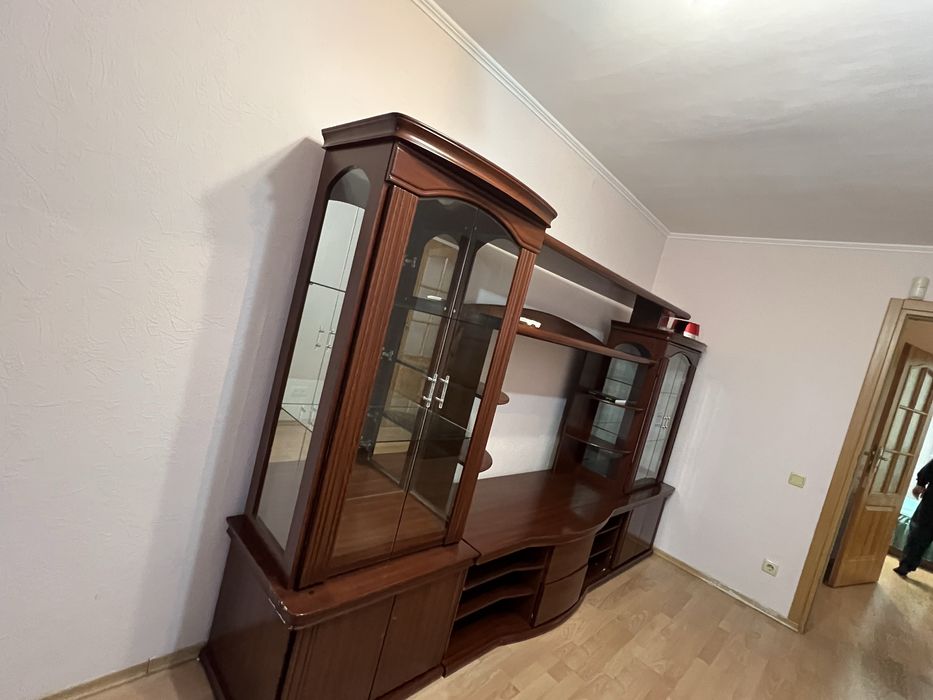 Срочно отдам диван и стенку даром