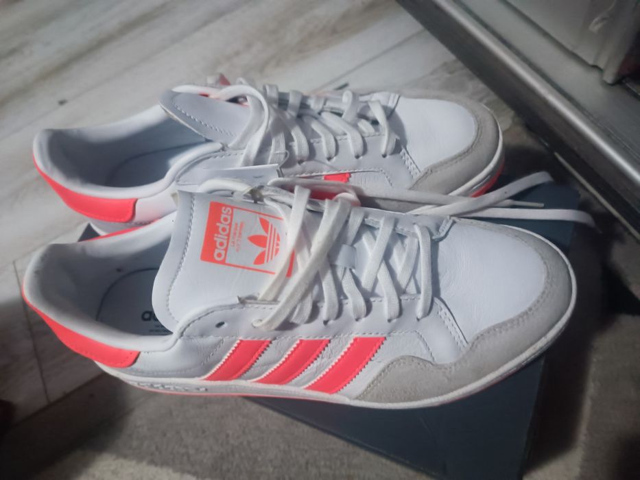Vând Adidas noi!