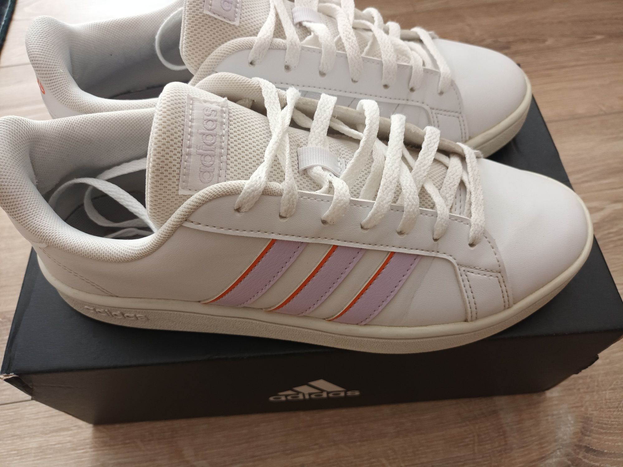 Дамски маратонки Adidas размер 40 2/3 бели