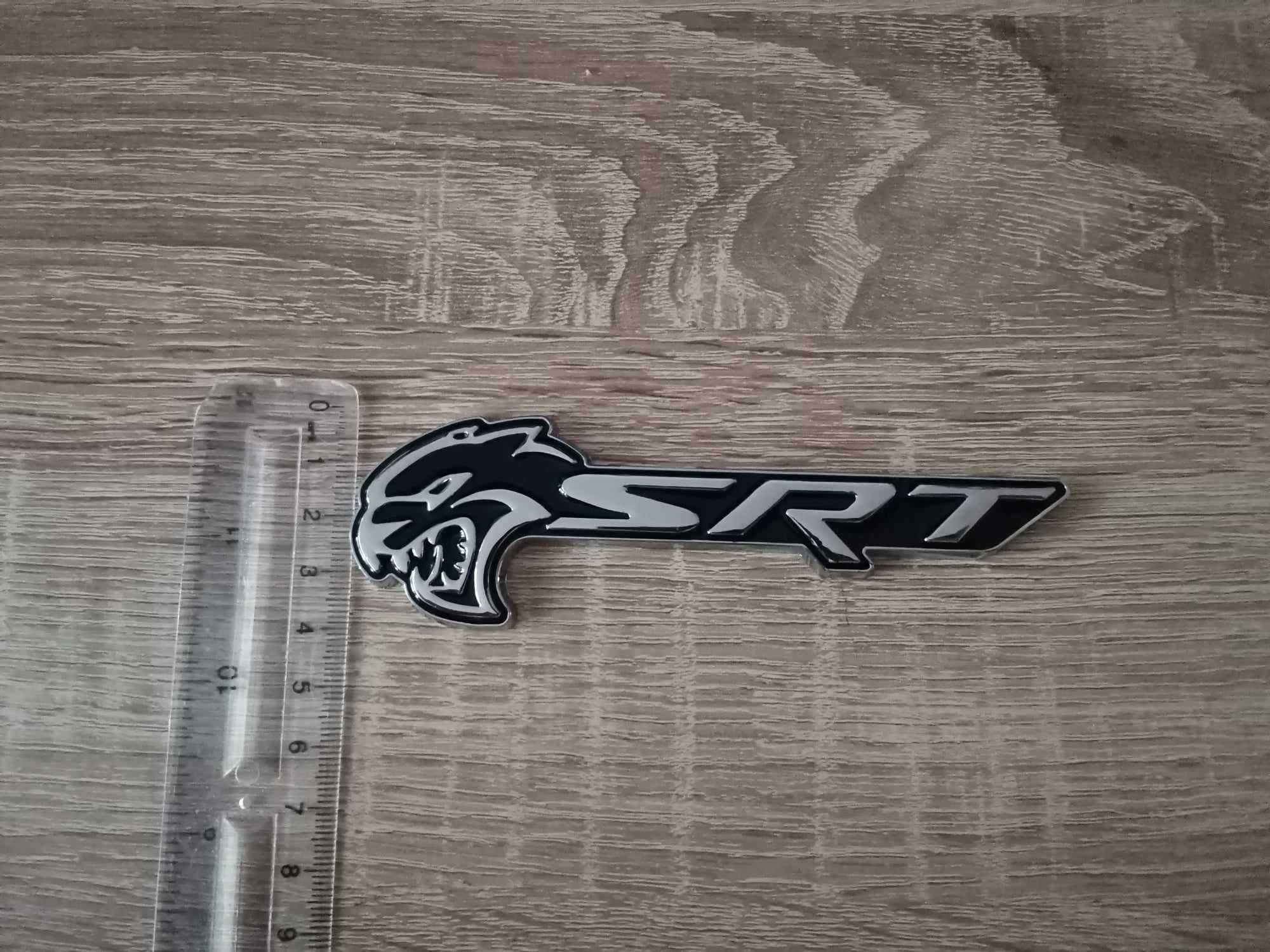 SRT Hellcat сребристо с черно емблема лява