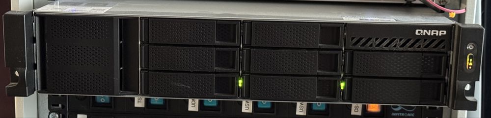 Продавам NAS QNAP TS-855eU-8G 64Gb + QXG-10G2TB + QM2-2P-344A