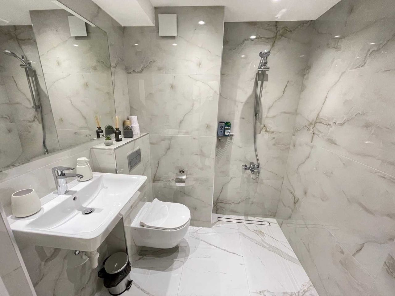 Дава се под наем Двустаен апартамент в София, Център - 70 кв.м за 1500 € - Снимка #13