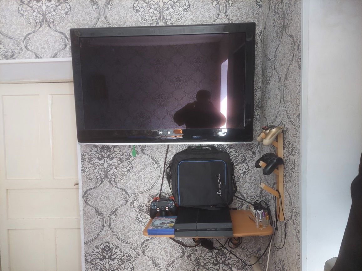 Телевизор и приставка пс 4 .