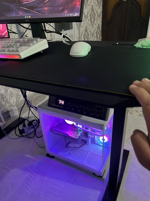 Cougar E deimius 120 / Игровой стол регулируемый по высоте.