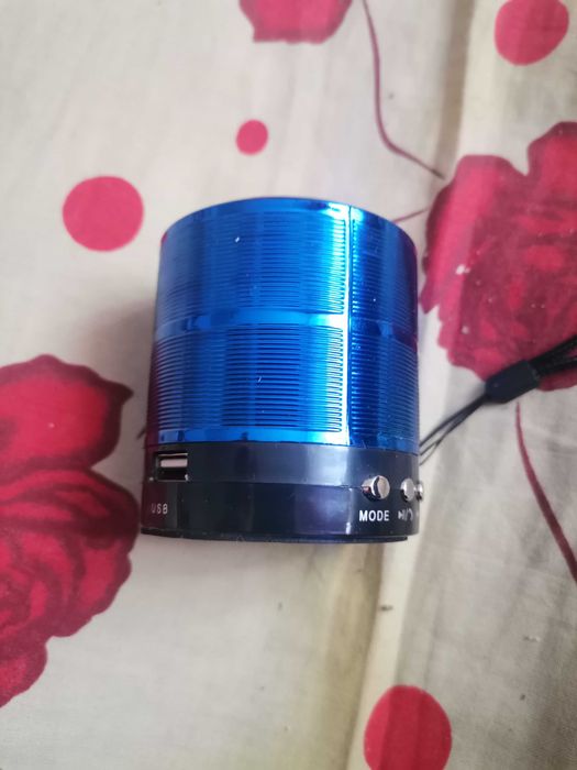 Vând boxă portabilă mică de buzunar cu acumulator bluetooth card stik