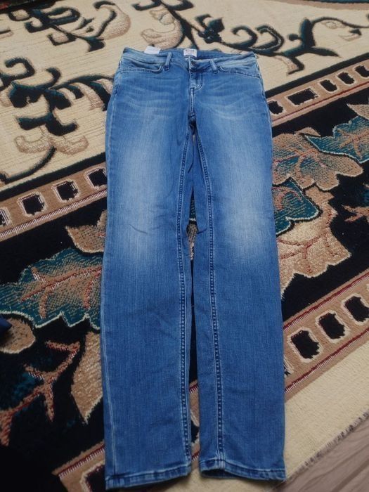 Продаётся подрасковые женские джинсы фирменные очень хорошего качества