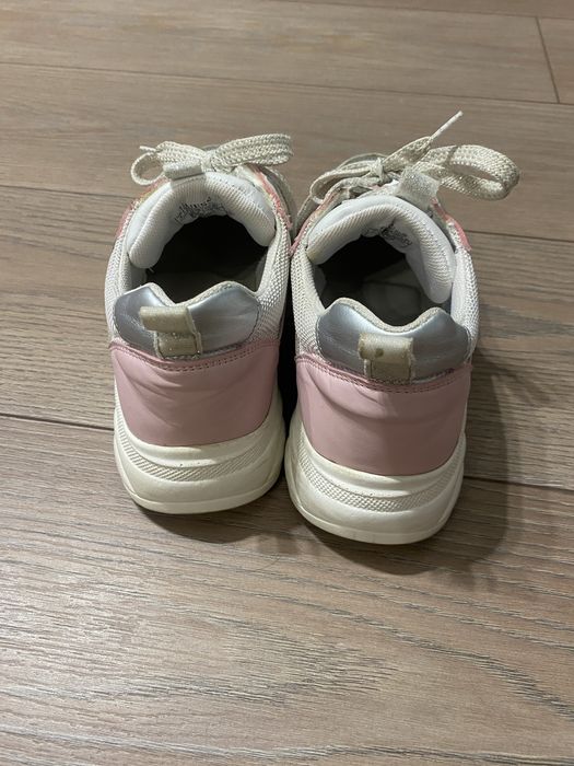 Adidasi Guess marimea 37