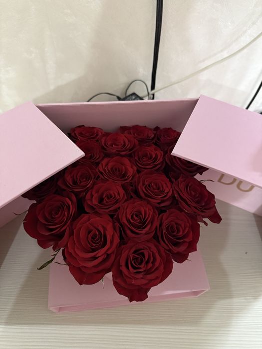 Букет красных роз в коробке