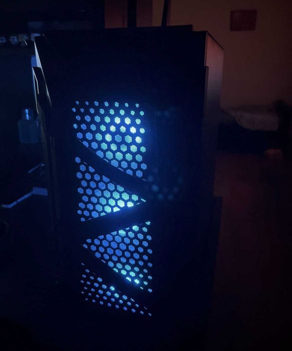 Геймърски компютър нов в гаранция