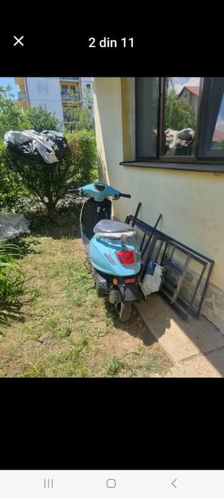 Vând scuter pe benzină