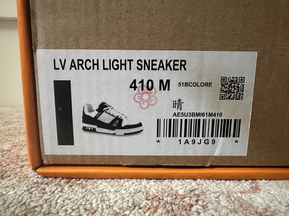 LV snkr.