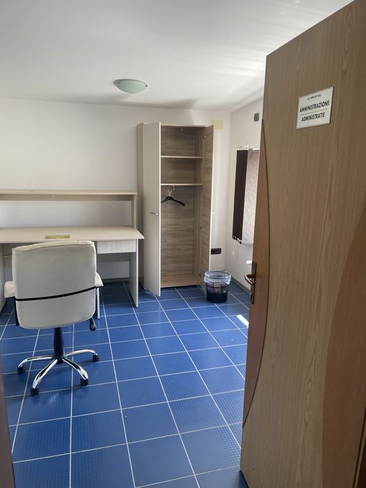 Inchiriez,Hala 325 mp, apa, canal, aer conditionat, bai cu dusuri.