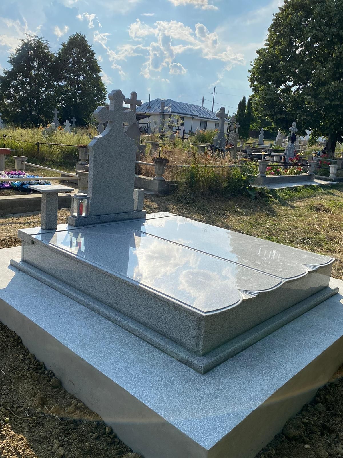 Monumente funerare marmura granit sau mozaic,scriem și placi