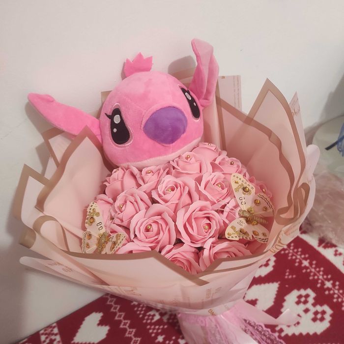 Buchete cu trandafiri de săpun parfumați și Stitch preț de la 150 lei