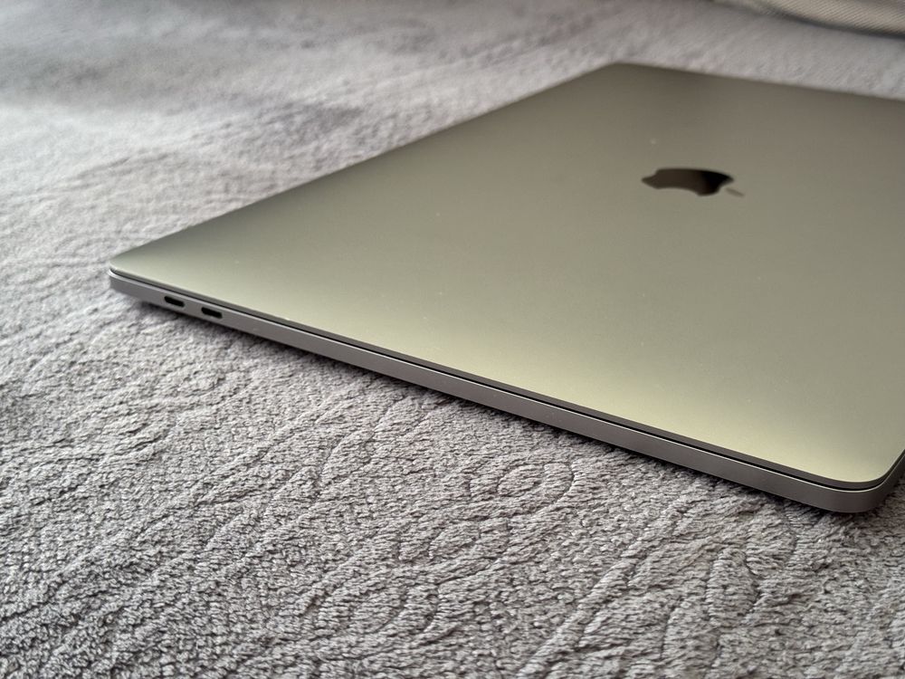 15,4'Macbook Pro 2017 Touchbar/i7 2.9Ghz/16GB Ram/512GB SSD/Radeon 4GB