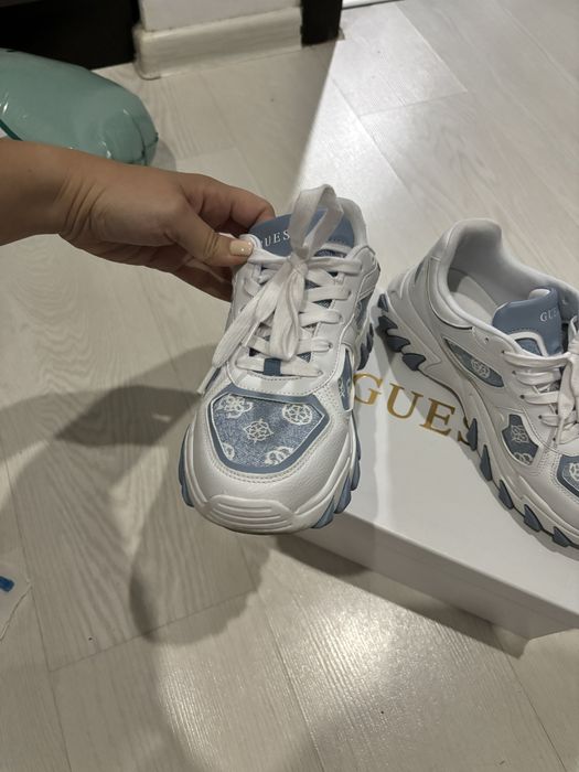 Маратонки Guess.