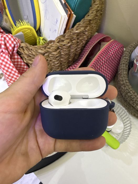 Airpods 3 , только кейс и левый наушник