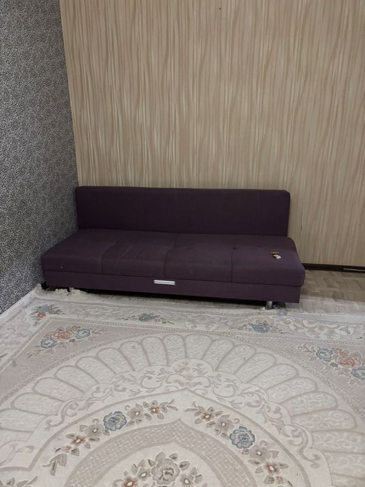 Продаются 2 дивана и 2 ковра в хорошем состоянии