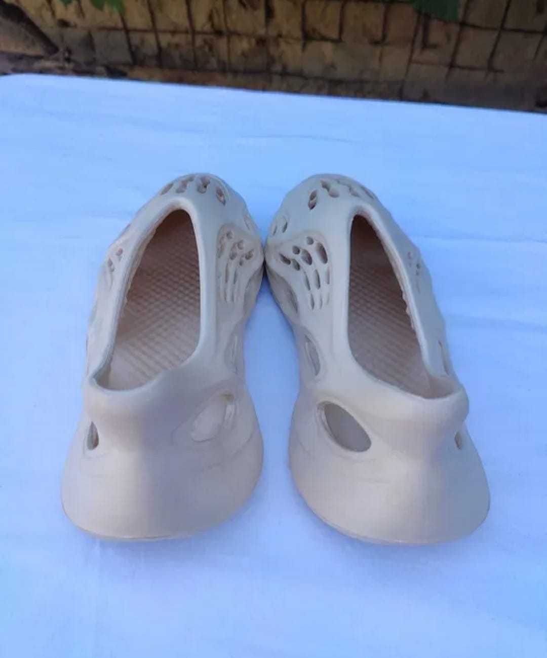 Yzy foam runer crem nr 38