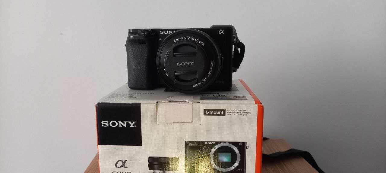 Sony A6000 + 2 обектива + Аксесоари
