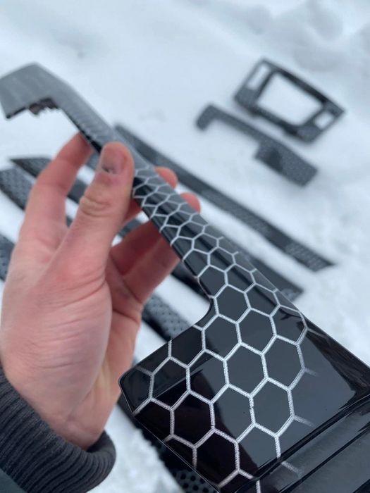 Интериорни лайсни тип пчелен а пита за е46