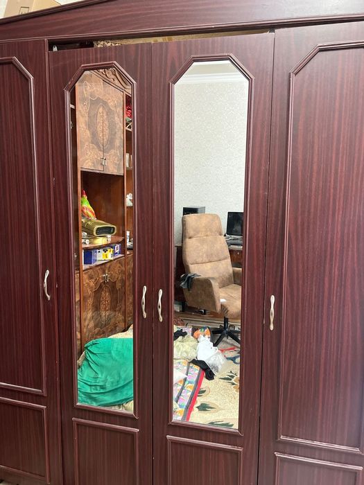 Продам шкаф и стол