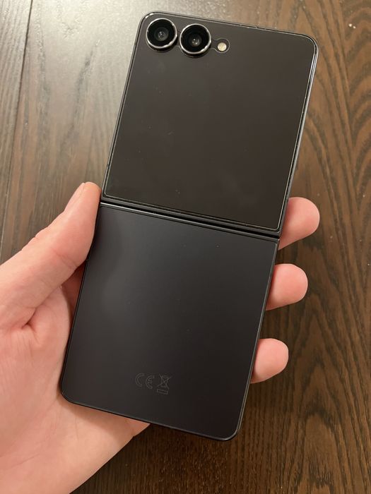 Telefon mobil Samsung Galaxy Z Flip7, 12GB RAM, 512GB, 5G, Jetblack