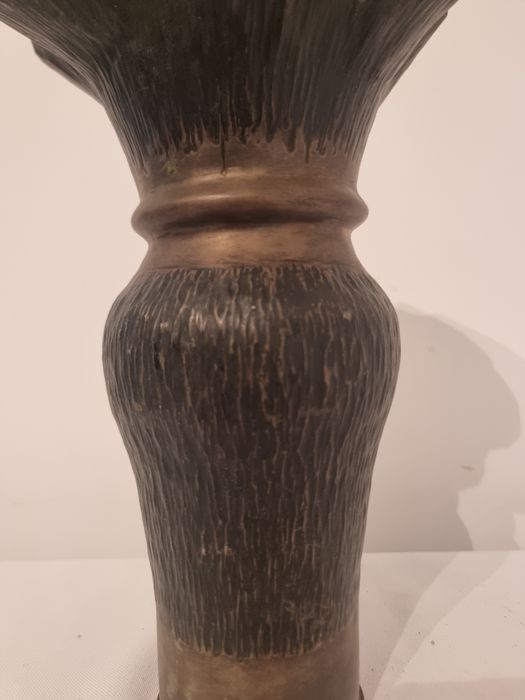 Vază trench art din teacă de obuz, datată 1937